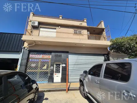 Venta de casa de 4 ambientes con local  en Villa La Florida
