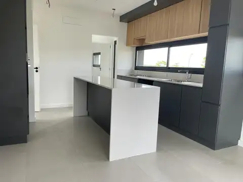 Casa 6 ambientes con 5 baños