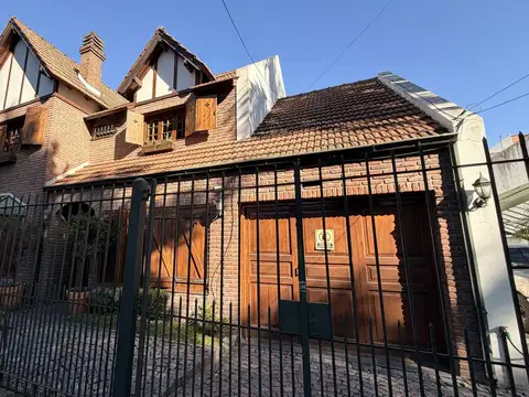 VENTA Casa 6 AMB. en Haedo SOBRE BOULEVARD CON PISCINA CLIMATIZADA