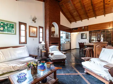 Casa en Venta con 3 cocheras