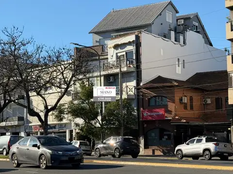 Sobre Av. Santa Fé, al FRENTE.-