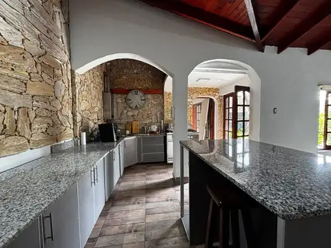 Casa 6 ambientes con 2 baños