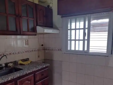 Depto Tipo Casa en Alquiler en Lanus Este, $ 550.000