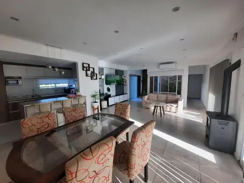 Casa 4 ambientes con 2 baños