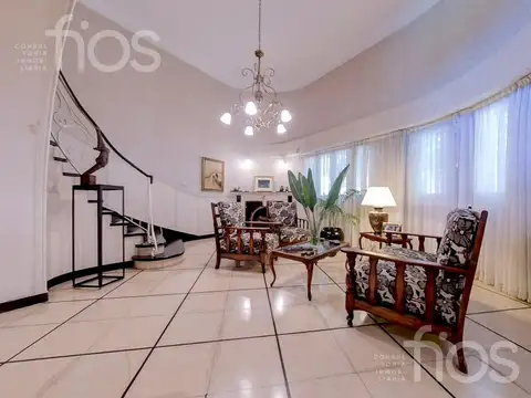 VENTA CASA DE CUATRO DORMITORIOS CON JARDIN Y COCHERA EN ABASTO