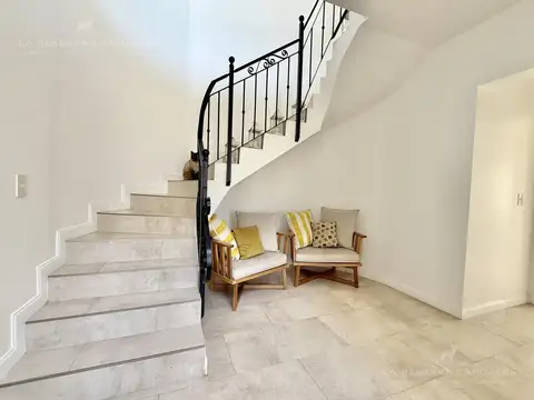 Casa en Alquiler con 2 cocheras