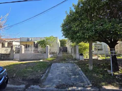 Casa  en Venta en Castelar a refaccionar GRAN UBICACION