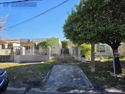 Casa  en Venta en Castelar a refaccionar GRAN UBICACION