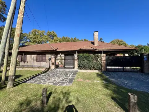 VENTA CASA PARQUE LELOIR 4 AMBIENTES QUINCHO PILETA PARQUE APTA CRÉDITO