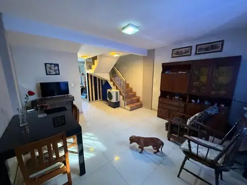 EXCELENTE DUPLEX DE 3 AMBIENTES CON COCHERA 