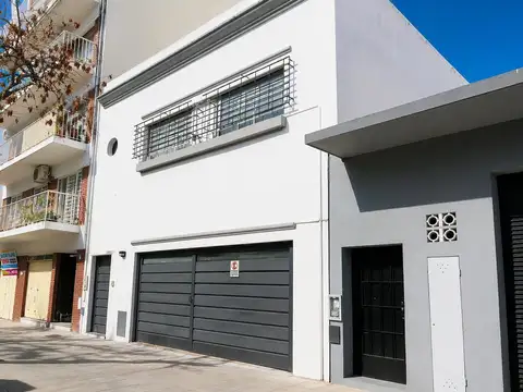 Casa con jardín y cochera doble en Agronomía