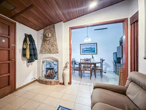 Casa 6 ambientes con 2 baños