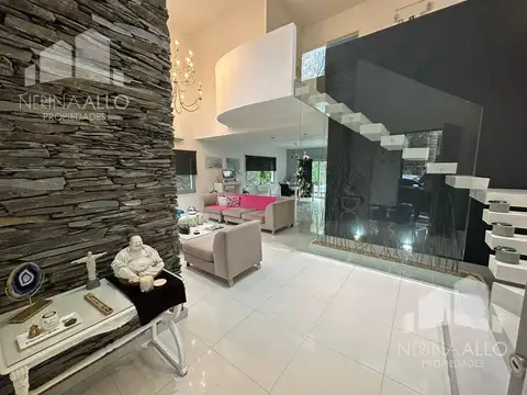 Casa en Venta con 3 cocheras