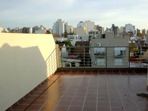 1 AMB. CON TERRAZA PROPIA. BALCÓN. COCHERA CUBIERTA. CONTRAFRENTE. 10 AÑOS.