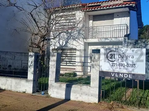 CASA EN VENTA A RECICLAR EN CALLE 24 ENTRE 61Y62.