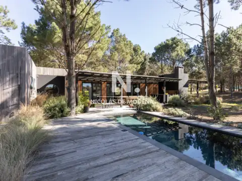 Vende casa de 4 dormitorios, en Laguna Escondida.