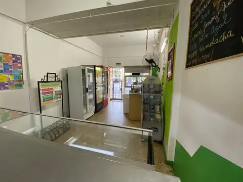 Local de 40 m2 de salon + sotano frente al parque