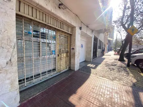 Local de 40 m2 de salon + sotano frente al parque