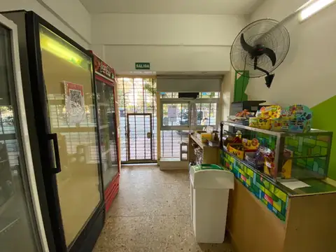 Local de 40 m2 de salon + sotano frente al parque