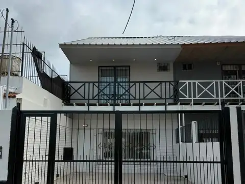 Venta Duplex 4 ambientes con Cochera, patio y Parrilla. Parque Luro