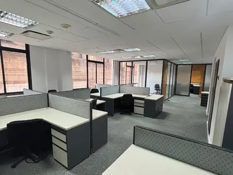 Oficina 7 ambientes con 12 baños