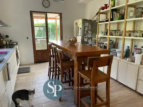 Casa en Alquiler con 2 cocheras