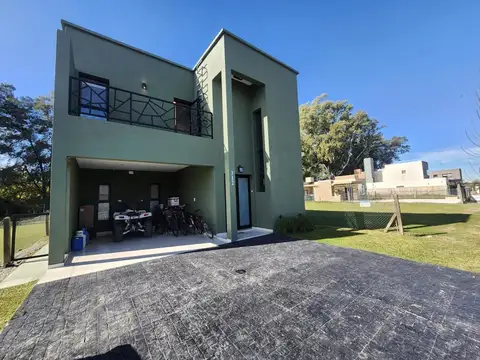 Casa 5 ambientes con 2 baños