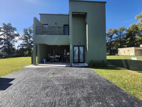 Casa en Venta con 3 cocheras