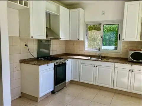 Casa 4 ambientes con 3 baños