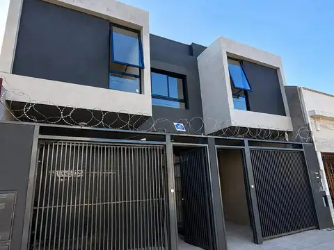 MATADEROS. ZEQUEIRA 6800. DUPLEX 4 AMB. AL FRENTE CON COCHERA, PATIO Y PARRILLA