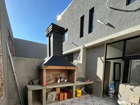 MATADEROS. ZEQUEIRA 6800. DUPLEX 4 AMB. AL FRENTE CON COCHERA, PATIO Y PARRILLA