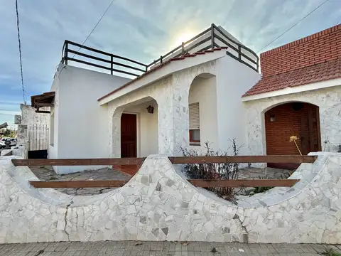 VENTA/ PERMUTA- Casa de tres dormitorios - Cañada de Gómez
