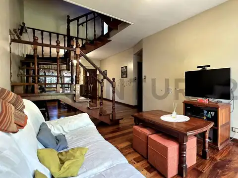 VENTA TRIPLEX 5 AMBIENTES EN VILLA URQUIZA CON COCHERA, PATIO, TERRAZA, BALCÓN, BAULERA Y DEPENDENCI