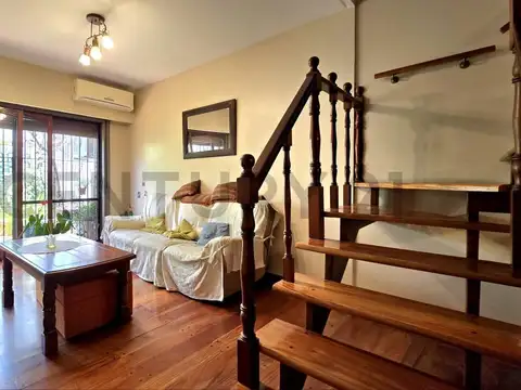 VENTA TRIPLEX 5 AMBIENTES EN VILLA URQUIZA CON COCHERA, PATIO, TERRAZA, BALCÓN, BAULERA Y DEPENDENCI