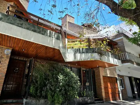 VENTA TRIPLEX 5 AMBIENTES EN VILLA URQUIZA CON COCHERA, PATIO, TERRAZA, BALCÓN, BAULERA Y DEPENDENCI