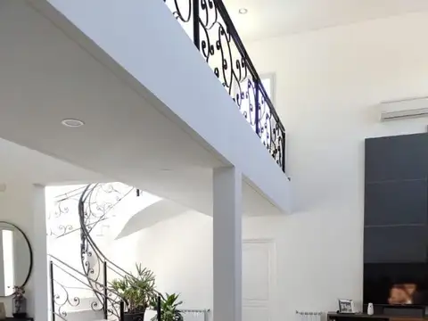 CASA DE CATEGORIA EN BARRIO CERRADO