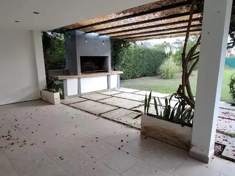 Casa 2 ambientes con 2 baños