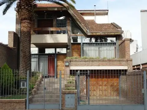 EN VENTA CHALET DE 3 AMBIENTES EN EL PALOMAR CONSTRUIDO EN 2 PLANTAS, 2 COCHERAS - FICHA 7445