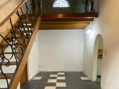 Casa 4 amb. con parque, y entrada p/autos - Las Americas