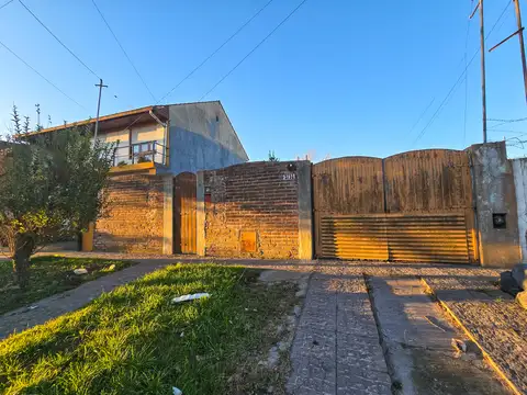 Casa 4 amb. con parque, y entrada p/autos - Las Americas