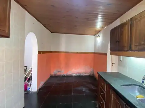 Casa 4 amb. con parque, y entrada p/autos - Las Americas