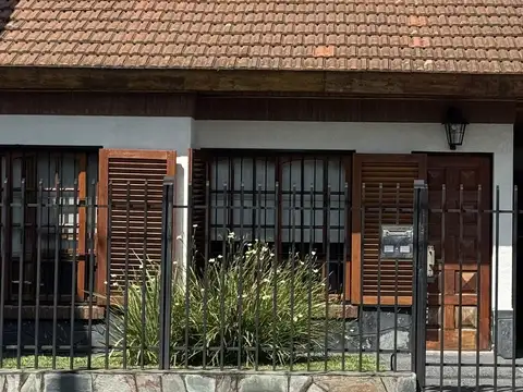 Casa en venta Ituzaingó Norte 4 ambientes con cochera apto credito