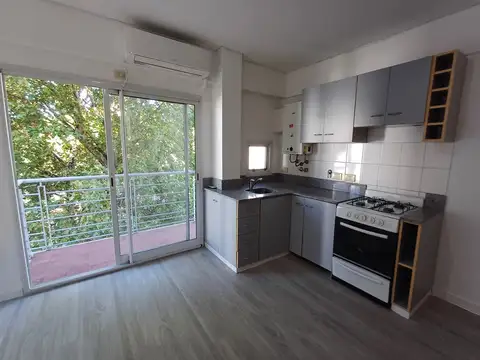 Departamento 2 ambientes en 4to piso. Living/Comedor - Cocina -  Dormitorio - Baño. Centrico