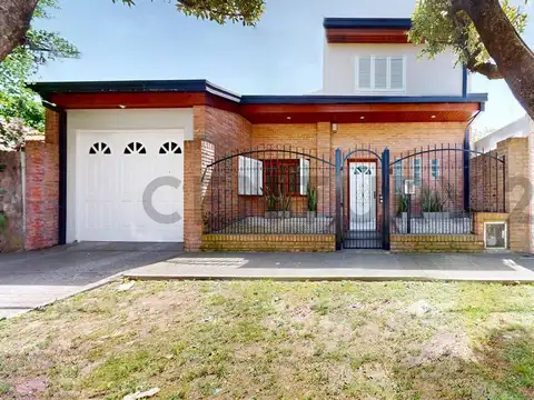 CASA EN VENTA 4 80 Y 81. 2 DORMITORIOS CON PILETA