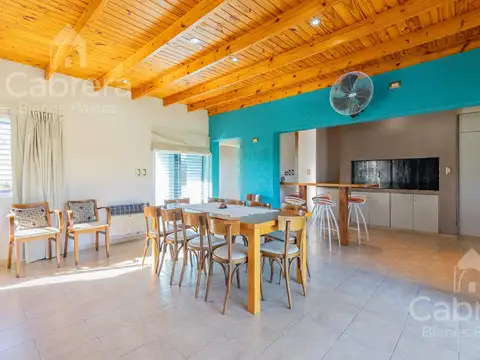 Casa en Venta con 2 cocheras