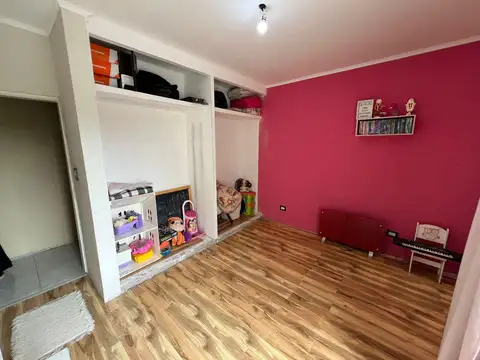 Venta casa de 2 plantas, 3 dormitorios, amplio jardín y pileta. Punta Chacra, Roldan