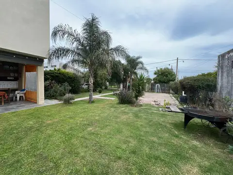 Casa 6 ambientes con 2 baños