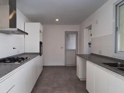 Casa 4 ambientes con 3 baños