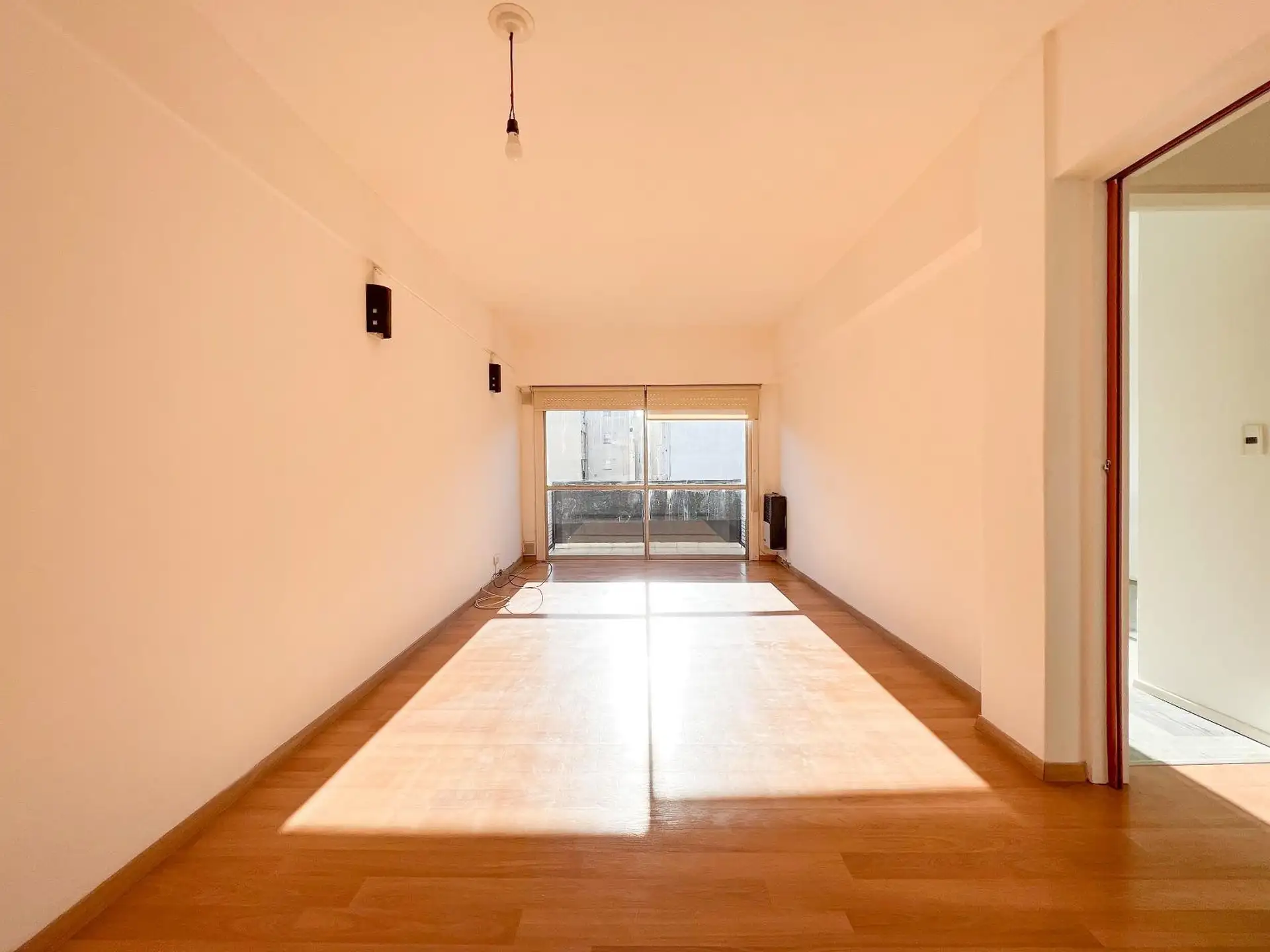 Departamento 2 amb con balcon a la calle - Zona Aldrey