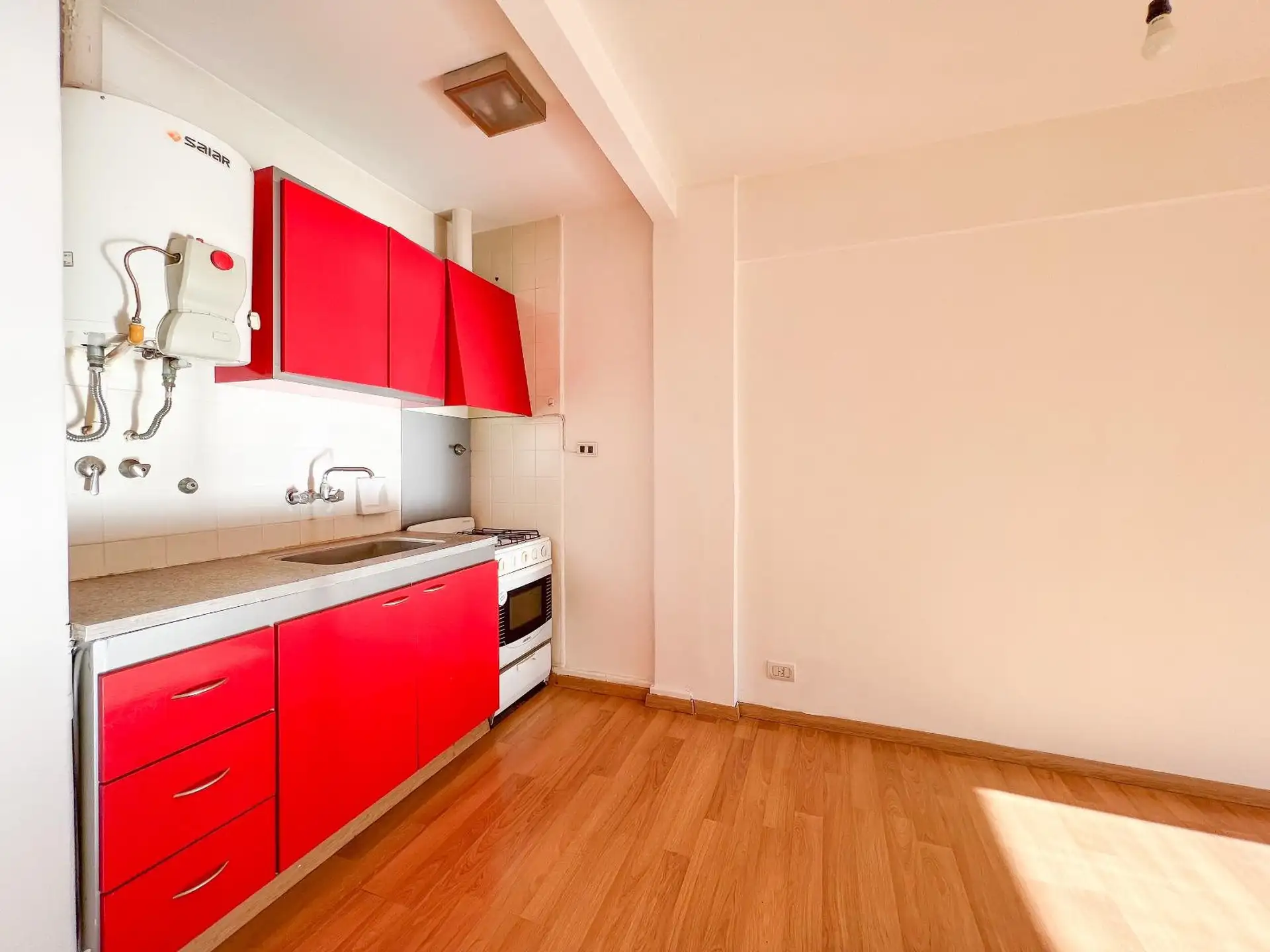 Departamento 2 amb con balcon a la calle - Zona Aldrey
